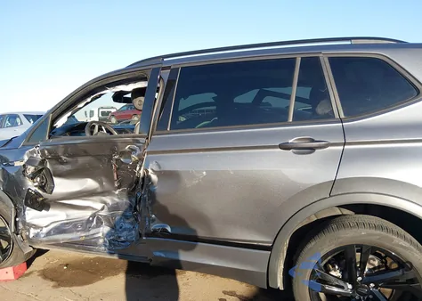 2023 Volkswagen Tiguan 2.0T Se R-Line Black z USA, uszkodzony, nr VIN 3VVCB7AX9PM134364